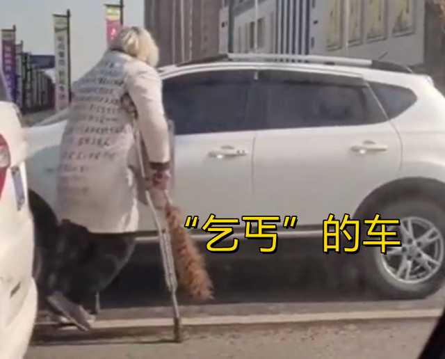 Chiếc xe mà cụ ông ăn xin lái.