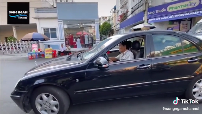 Thương Tín quyết định tự lái xe từ TP HCM về Phan Rang để nghỉ ngơi trước khi tiếp tục quay trở lại với công việc. (Ảnh cắt từ clip)