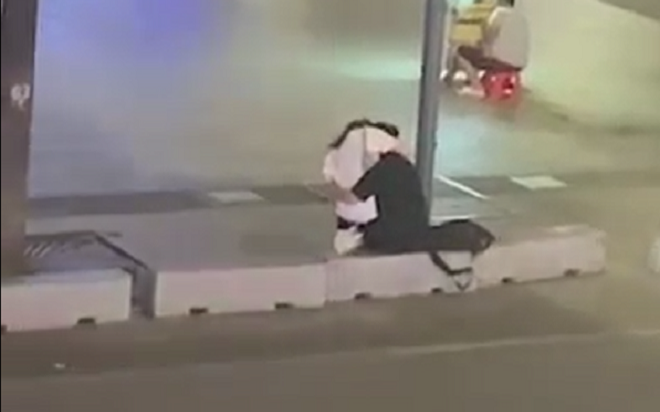 Clip: Đôi nam nữ có hành động 'lạ lẫm' ngay trên phố đi bộ Nguyễn Huệ khiến nhiều người nhức mắt Ảnh 2