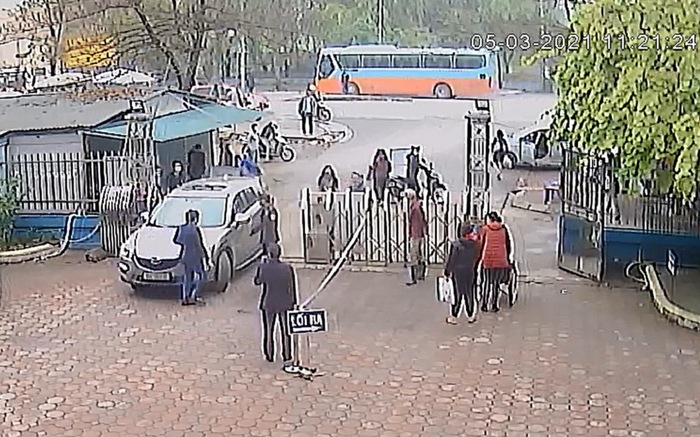 Vào bệnh viện nhưng không chịu khai báo y tế, người đàn ông lái xe húc bật rào chắn, tông vào Giám đốc Ảnh 2