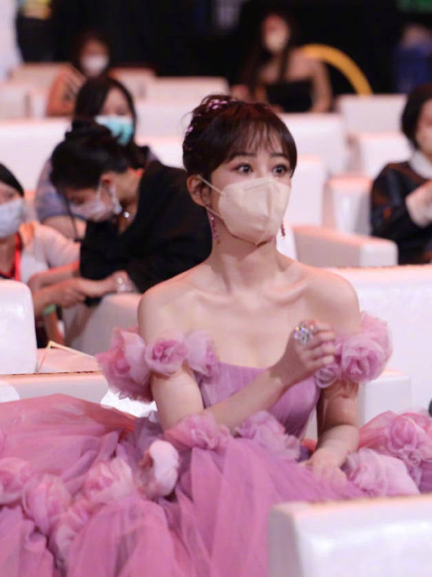 Cận cảnh tại chỗ ngồi của diễn viên có thể thấy cô nàng đã gầy đi rất nhiều khi hàng xương quai xanh lộ rõ mồn một 