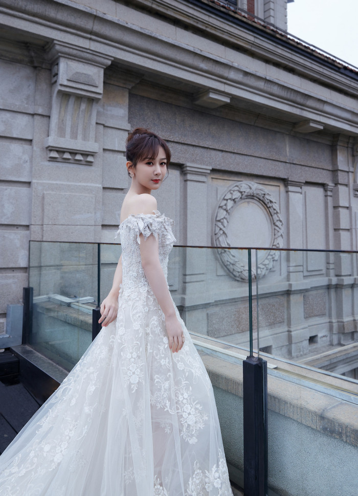 Mỹ nhân Cbiz chọn cho mình kiểu váy cưới ren trắng lung linh đến từ thương hiệu Vestal