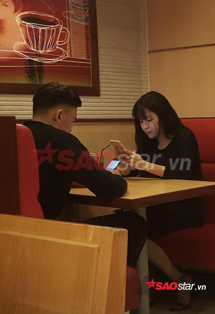 Yến Xuân - cô gái xinh đẹp được ví như bản sao của Ngọc Trinh đang hạnh phúc sau gần 3 năm yêu thủ môn Đặng Văn Lâm. Một điều thú vị là Yến Xuân lớn tuổi hơn Đặng Văn Lâm. 