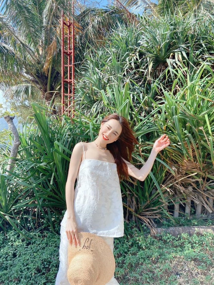 Thậm chí ai nấy đều cho rằng sau khi sinh con, bà xã Trường Giang còn xinh đẹp và rạng rỡ hơn cả ngày còn son sắc nữa