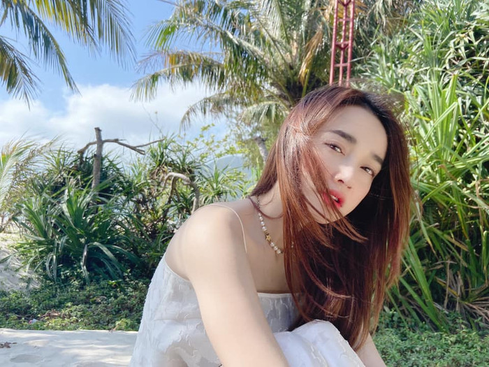 Nhã Phương mặc áo hai dây khoe vai trần gợi cảm: 'sắp tới ngày đó rồi'