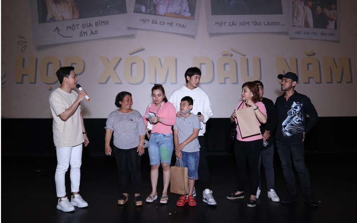 Khoảnh khắc 'cha con' Trấn Thành - Tuấn Trần ngồi bệt xuống đất, lẳng lặng ngắm khán giả xem phim Ảnh 2