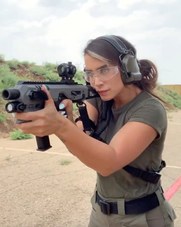 Nhan sắc rực lửa của “Nữ hoàng súng ống” Israel từng hai lần bị cưỡng bức Ảnh 10