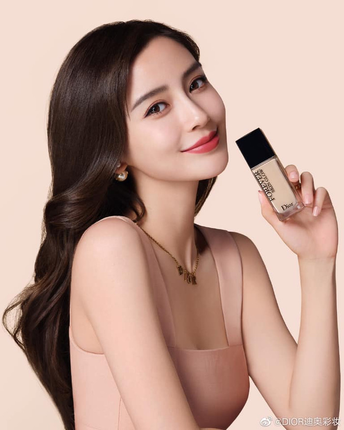 Angelababy vẫn là đại sứ mảng trang phục và người phát ngôn bên makeup của hãng Dior 