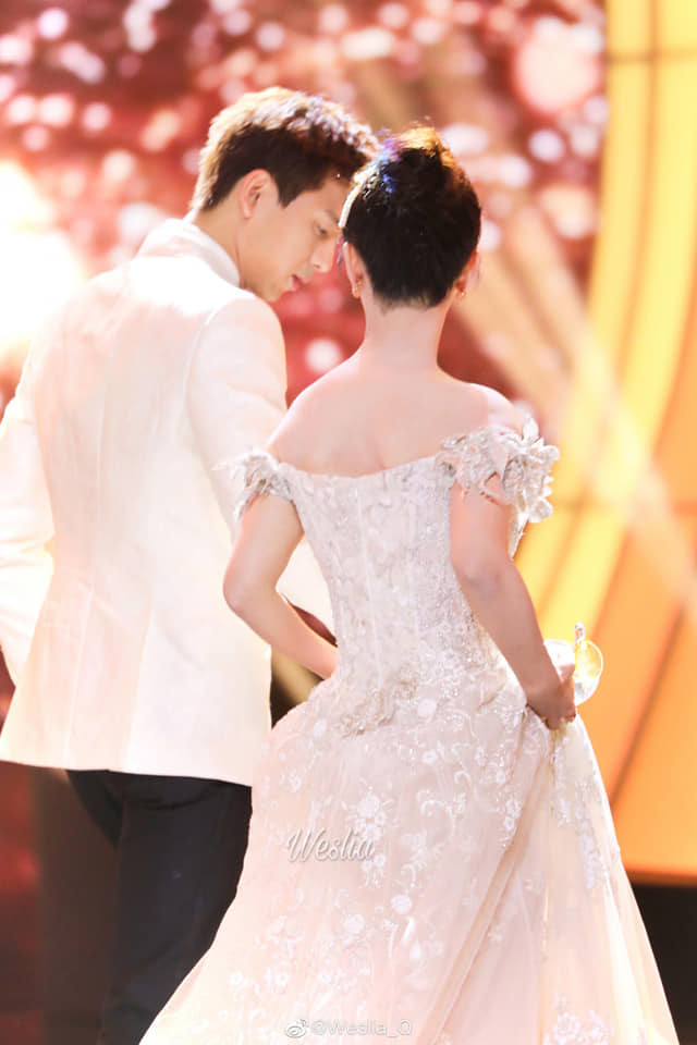 Cặp đôi lộng lẫy tựa hoàng tử và công chúa.