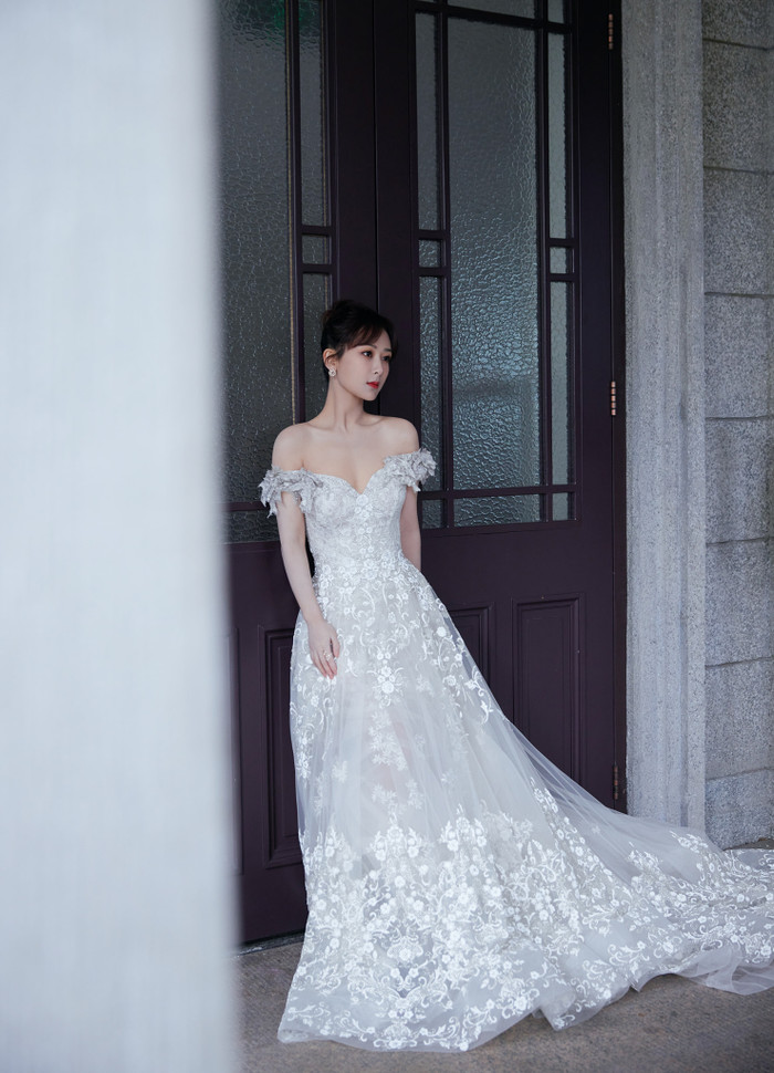 Dương Tử xinh đẹp trong bộ váy trắng.