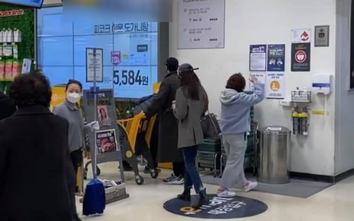 Bắt gặp 'một mẩu' của SNSD và bạn trai tại siêu thị, fan thúc giục cả hai sớm về chung nhà Ảnh 2