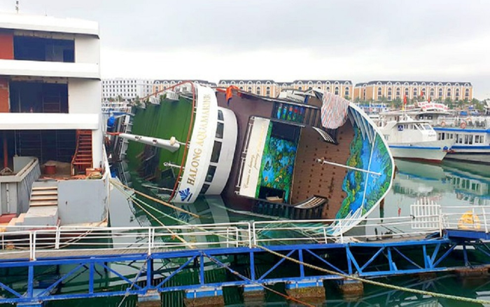 Du thuyền tiền tỷ lật ngang khi đang neo tại cảng Tuần Châu Ảnh 2