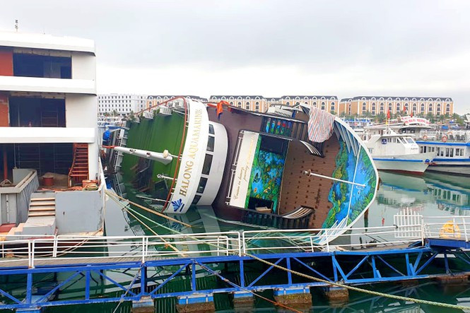 Du thuyền Halong Aquamarine bất ngờ lật ngang khi đang neo đậu. Ảnh: Báo Tiền Phong