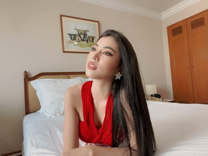 Tone makuep mắt mèo sắc sảo cùng mái tóc đen kẹp thẳng dài