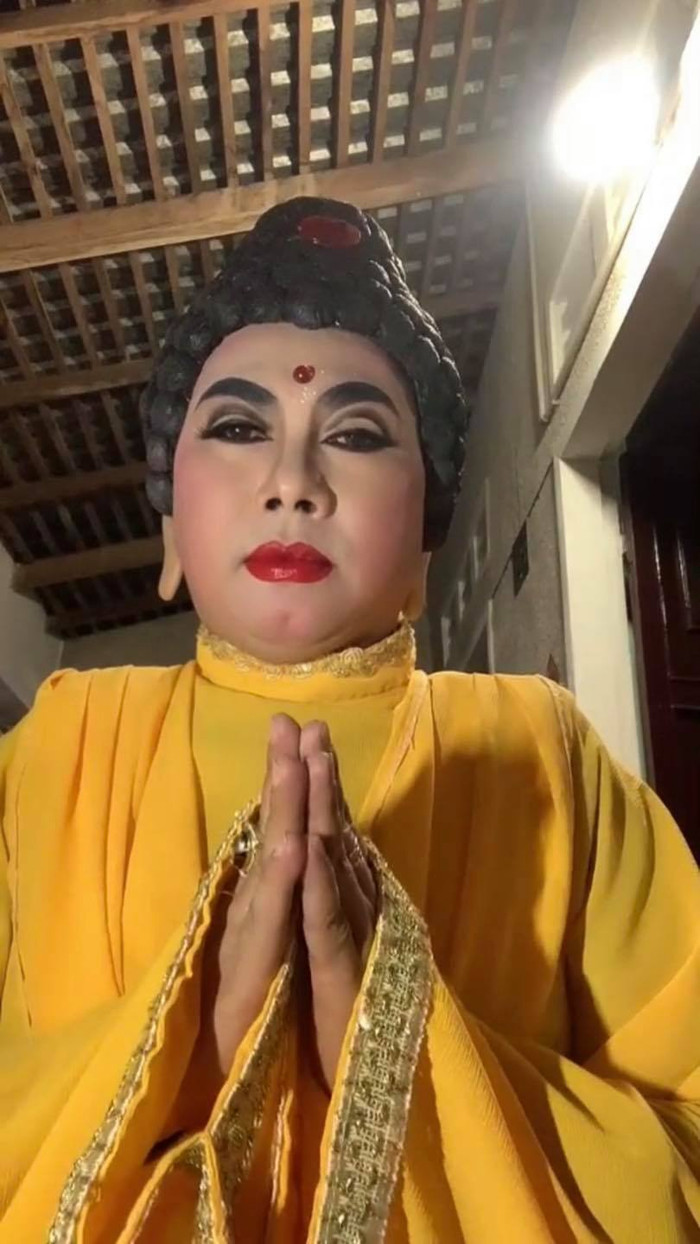 Nam thanh niên hóa thân thành Phật Tổ để chia sẻ lên... TikTok