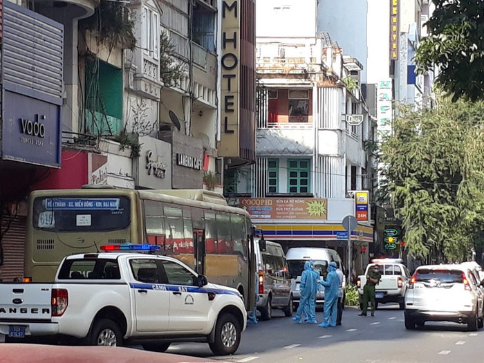 Lực lượng chức năng tiến hành phun khử khuẩn cũng như phong tỏa một khách sạn trên địa bàn quận 1. Ảnh: HL/PLO