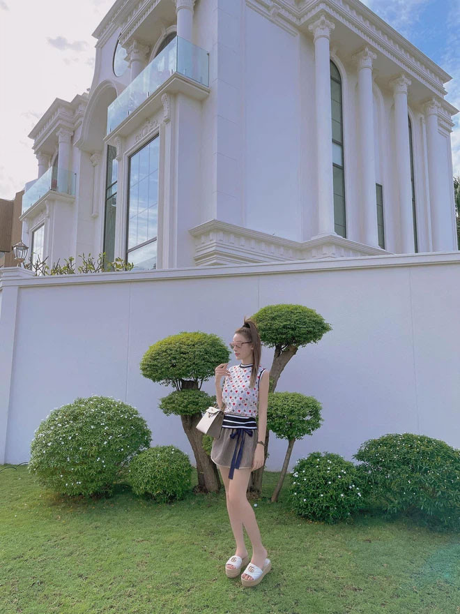 Căn nhà trị giá gần trăm tỷ của Huyền Baby