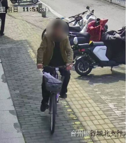 Tên trộm họ Hạ bị bắt giữ vì trộm cắp xe đạp. 