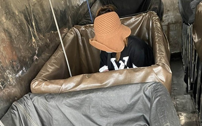 Nam tài xế giấu 2 người phụ nữ trong thùng xe, trốn kiếm soát y tế ở Hải Dương Ảnh 2