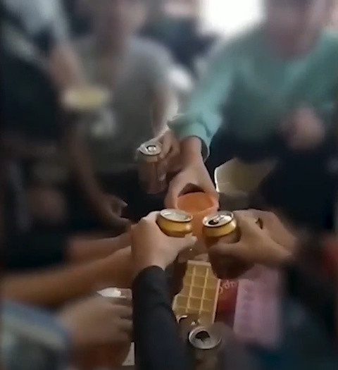 Nhóm học sinh lớp 9 uống bia, chúc tụng được cô giáo quay clip và đăng tải trên MXH. Ảnh cắt từ clip.