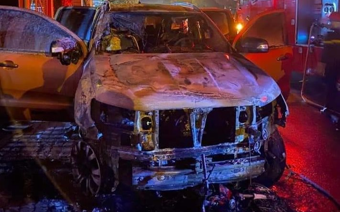 Xe bán tải nổ lốp kéo lê xe máy lên vỉa hè khiến 2 phương tiện bốc cháy, 1 người tử vong Ảnh 2