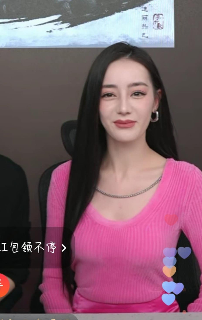 Trang phục màu hồng chóe mà đi kèm makeup tông nâu tây này thì khiến nhan sắc của nàng Mỹ nhân Tân Cương bị phản ứng ngược 