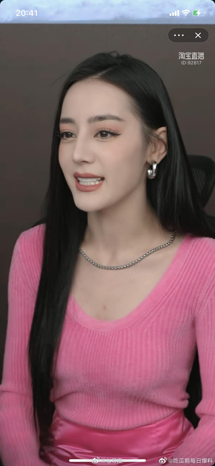 Cận cảnh gương mặt livestream của Nhiệt Ba hôm qua có phần cứng đơ như tượng sáp và gượng gạo vô cùng