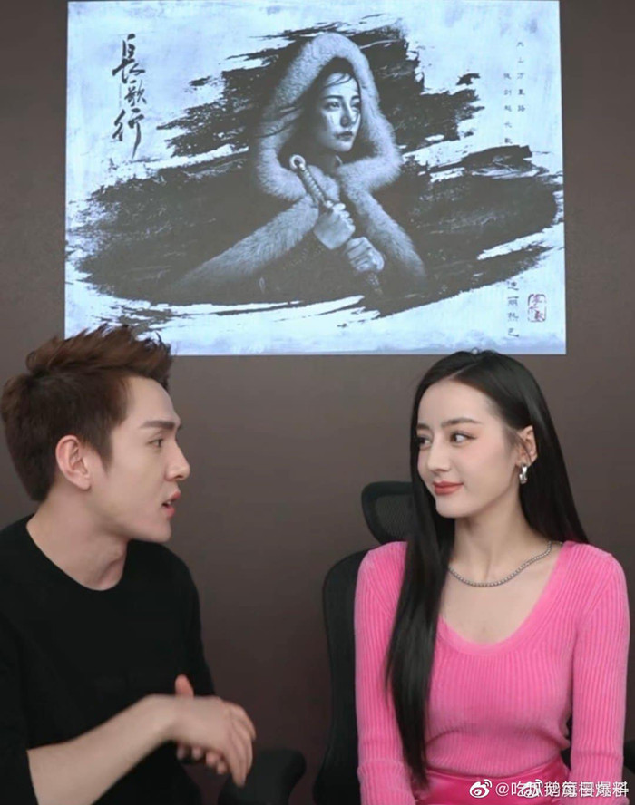 Gương mặt Nhiệt Ba bị chuyên viên trang điểm chọn cho tone khá đậm đặc biệt là phần môi makeup nhìn thiếu tự nhiên 