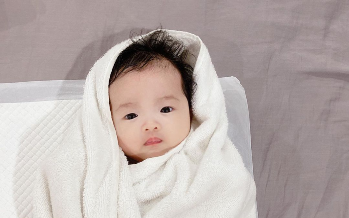 Loạt khoảnh khắc 'cưng xỉu' của con gái Đông Nhi trước và sau khi được mẹ đưa đi tắm Ảnh 2