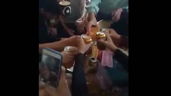 Nhóm học sinh lớp 9 uống bia, chúc tụng được cô giáo quay clip và đăng tải trên MXH. Ảnh cắt từ clip