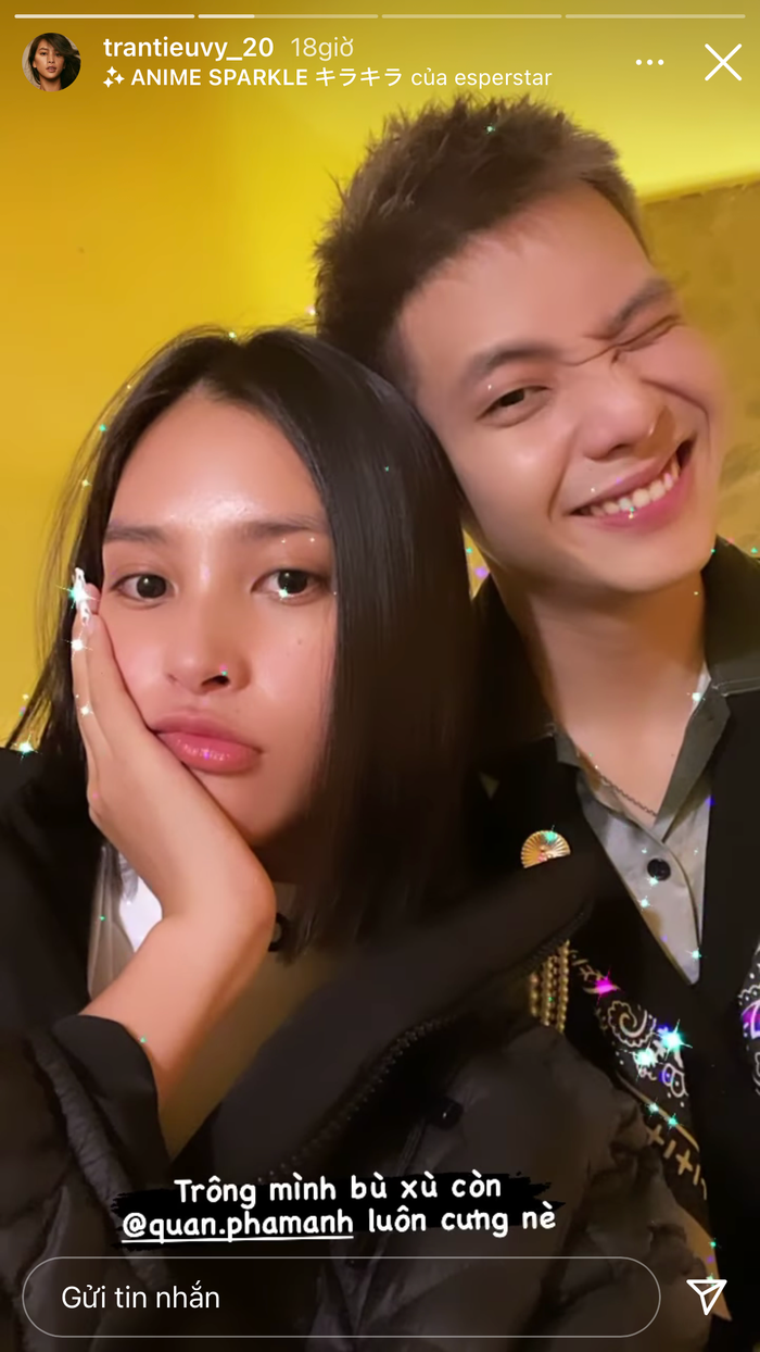 Hình ảnh cặp đôi kề sát đầu vào nhau khiến nhiều người hâm mộ 'đẩy thuyền' cực nhiệt tình