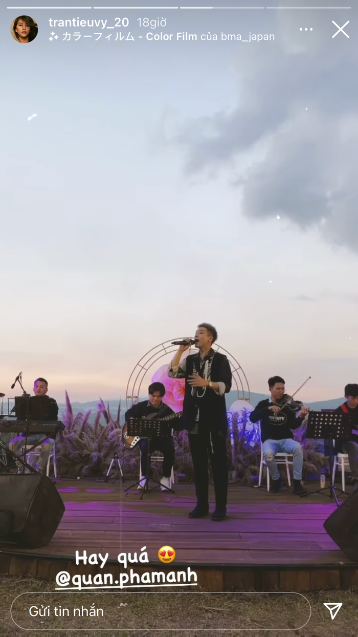 Cô nàng còn đăng tải ca sĩ Quân AP trình diễn tại sự kiện