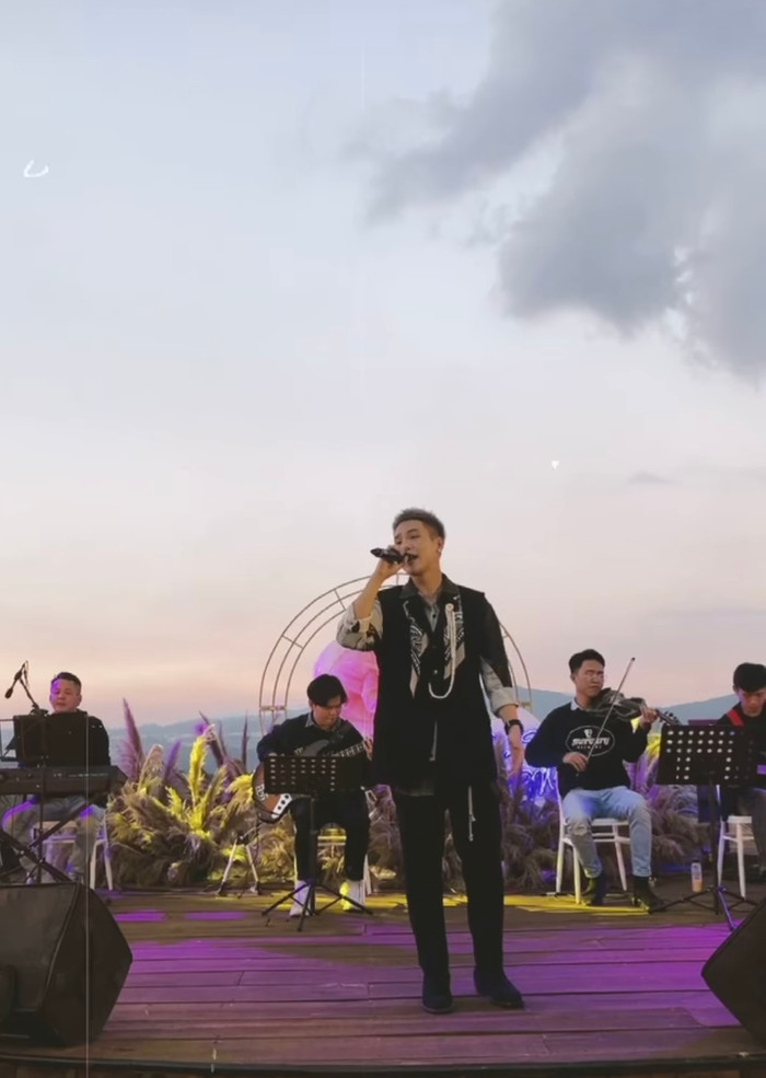 Ca sĩ Quân AP trình diễn ca khúc mới tại sự kiện