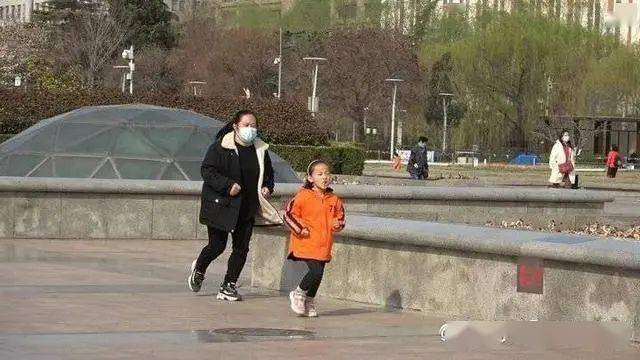 Mỗi ngày Qiqi đều chạy 10 km để đạt cân nặng theo yêu cầu của bác sĩ để ghép tủy cho chị.