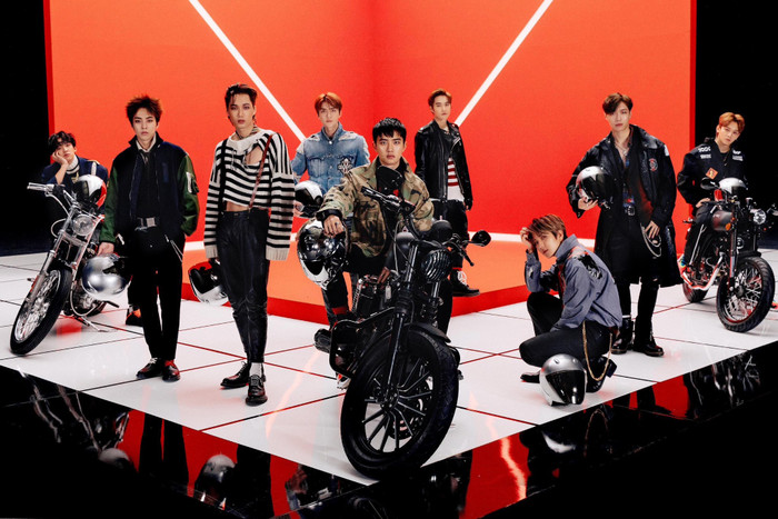 Báo Hàn cũng cho biết các thành viên EXO đang tất bật chuẩn bị cho lần comeback nhóm vào ngày 8/4 tới.