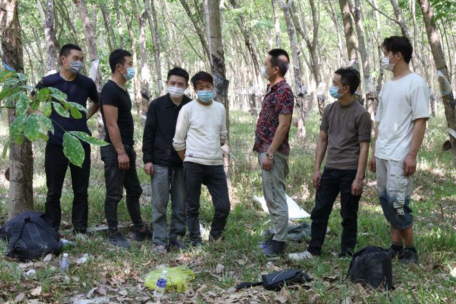 16 người Trung Quốc nhập cảnh trái phép bị lực lượng chức năng phát hiện và bắt giữ. Ảnh: Báo Thanh Niên