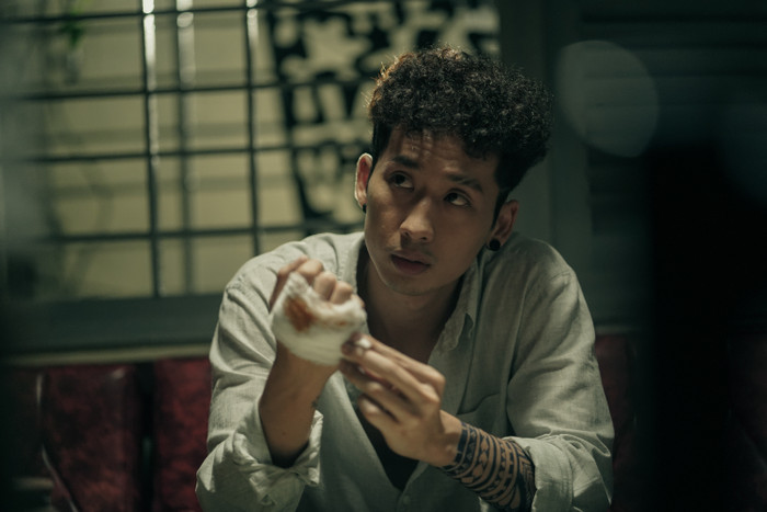 Tuấn Trần diễn xuất nhập tâm khiến cả ekip rơi nước mắt trong hậu trường phim 'Bố già'