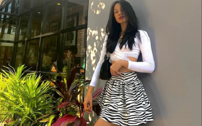 Ở tuổi trăng tròn, con gái Lưu Thiên Hương sở hữu đôi chân dài miên man cùng gương mặt thanh tú Ảnh 2