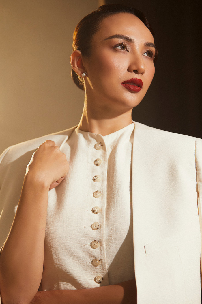 Hoa hậu Ngọc Diễm khoe vẻ đẹp sắc sảo với gam màu trung tính Ảnh 3