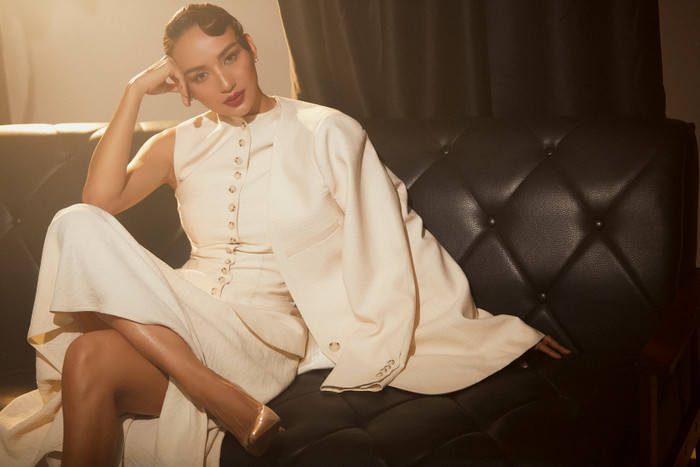 Hoa hậu Ngọc Diễm khoe vẻ đẹp sắc sảo với gam màu trung tính Ảnh 2