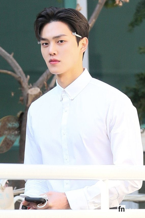 Song Kang không phải là nắng nhưng anh vẫn cứ chói chang