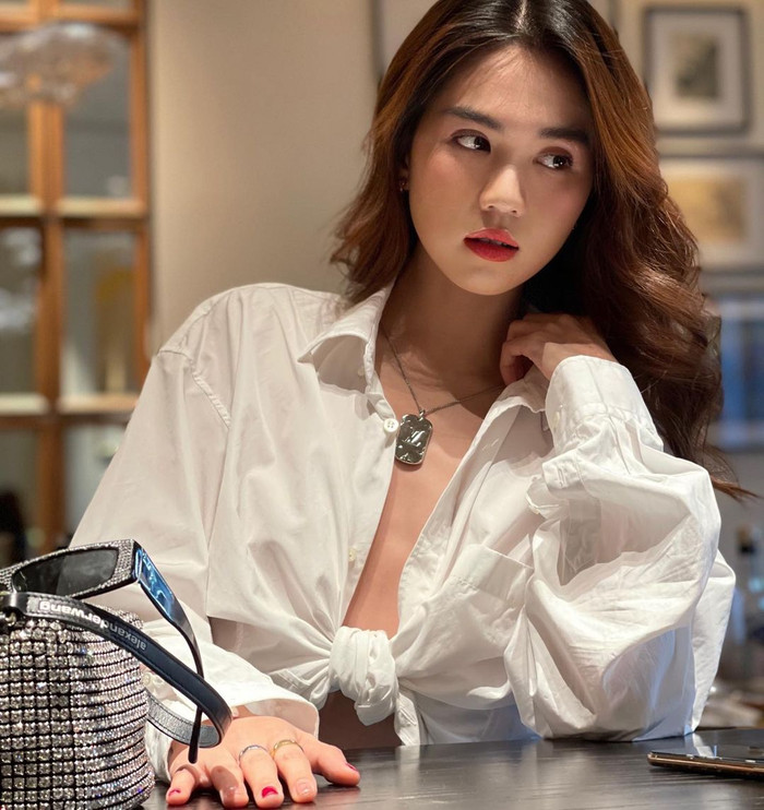 Ngọc Trinh bất ngờ đăng tải hình ảnh khoe nhan sắc đỉnh cao với sơ mi trắng