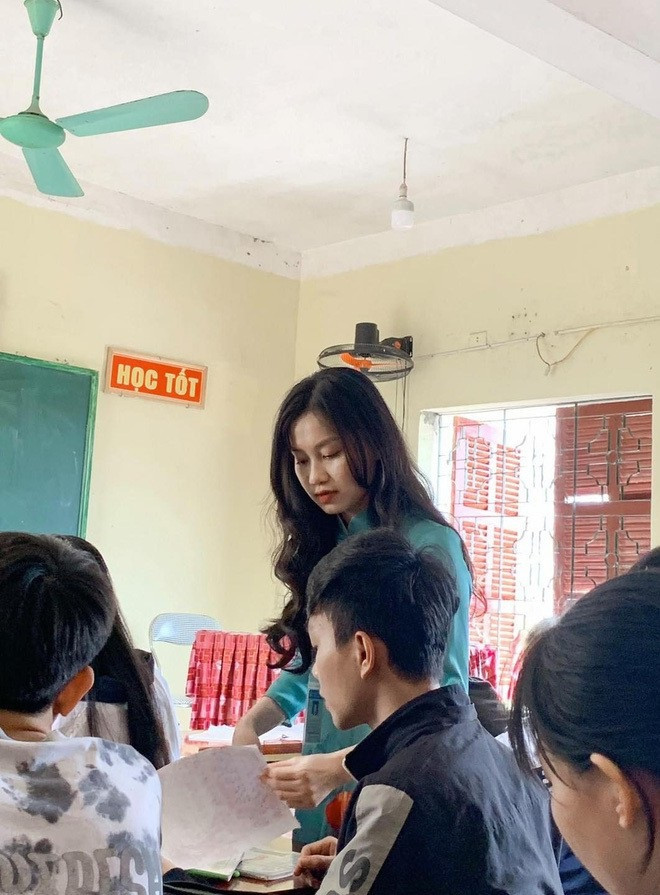 Dù chỉ là những khoảnh khắc chụp lén nhưng cũng không thể 'dìm hàng' được cô giáo này. 
