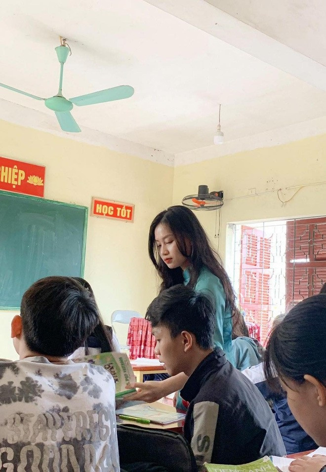 Nét dịu dàng, thanh lịch của nữ giáo viên khiến bao người xuýt xoa. 