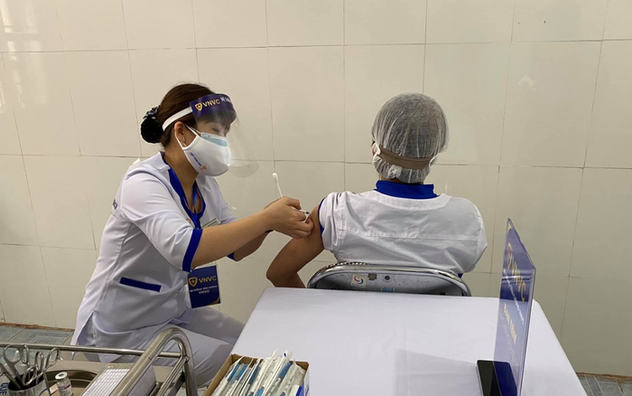 Những người đầu tiên tại Hà Nội, Hải Dương được tiêm vaccine phòng Covid-19 Ảnh 2