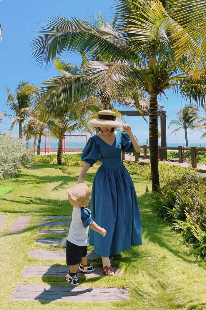 Bức ảnh mới đây của Hòa Minzy liên tục được nhiều cô nàng bình luận phía dưới hỏi địa chỉ mua váy. Bộ cánh thắt tôn eo, phần tùng bồng càng làm vòng bụng nữ ca sĩ thêm thon nhỏ. 