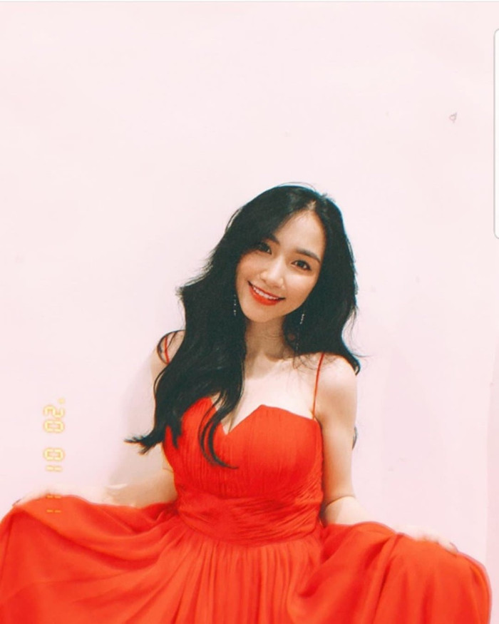 Không thể đếm xuể số lượng váy áo nữ tính, bồng xòe mà Hòa Minzy sở hữu trong tủ đồ của mình. 