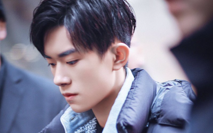 Dịch Dương Thiên Tỉ trở nên sống khép kín và không thích nói chuyện với mọi người Ảnh 2