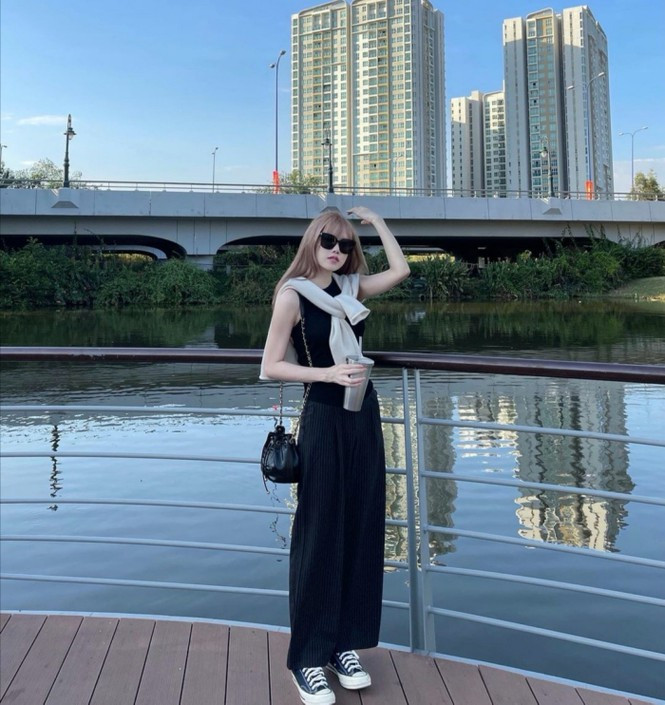 Những item ngập sắc đen được bạn gái cũ Sơn Tùng kết hợp cùng áo sát nách, quần ống rộng lưng buộc hờ áo khoác trắng chứng minh gu thời trang sành sỏi