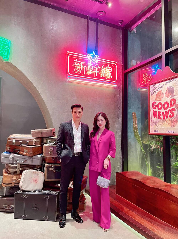 Thậm chí cả hai cũng không tránh mặt hay ngần ngại trong việc chụp ảnh chung với nhau như thế này.